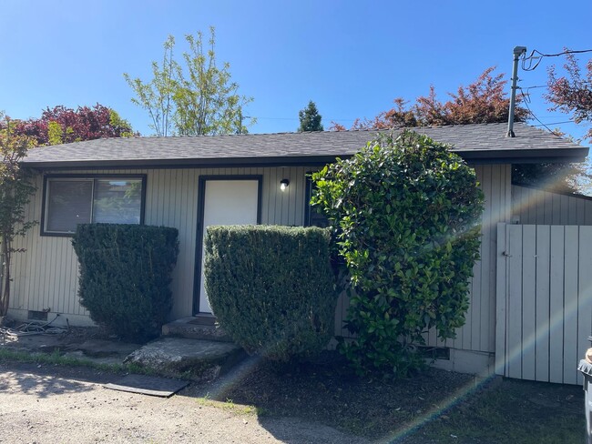 320 Ashland Ave in Medford, OR - Building Photo - Building Photo