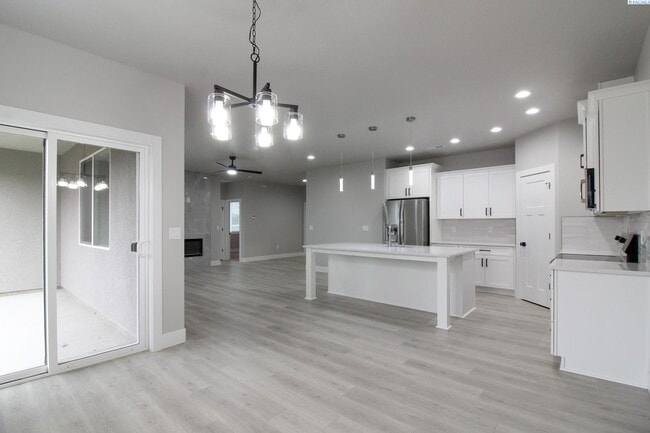 716 N Rd 42 in Pasco, WA - Foto de edificio - Building Photo