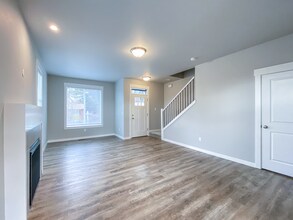 13856 SE Raymond St in Portland, OR - Building Photo - Building Photo