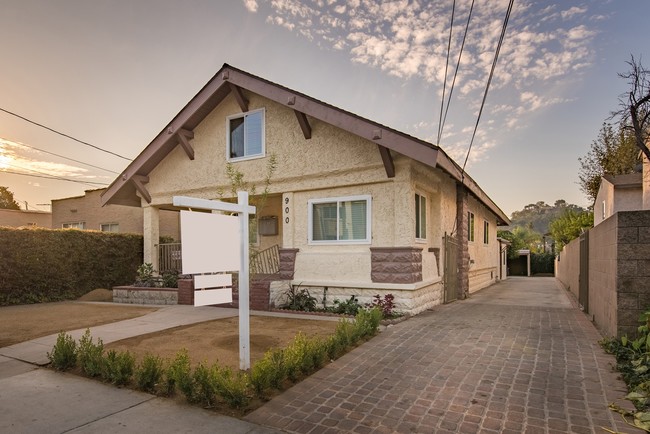 900 E Garfield Ave in Glendale, CA - Building Photo - Building Photo