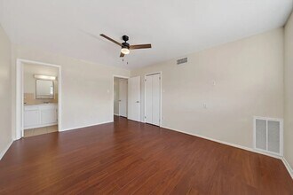 7205 Beechnut St in Houston, TX - Building Photo - Building Photo