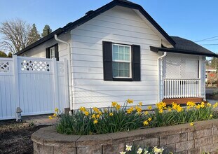 10285 NW 309th Ave in North Plains, OR - Foto de edificio - Building Photo