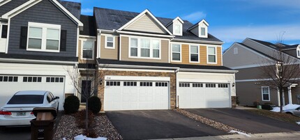 714 Maggie Way in Chanhassen, MN - Foto de edificio - Building Photo