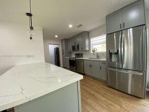 6829 NW 12th St in Plantation, FL - Building Photo - Building Photo