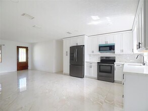 201 Valencia Dr in Auburndale, FL - Building Photo - Building Photo