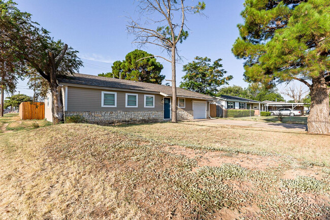 4401 32nd St in Lubbock, TX - Foto de edificio - Building Photo