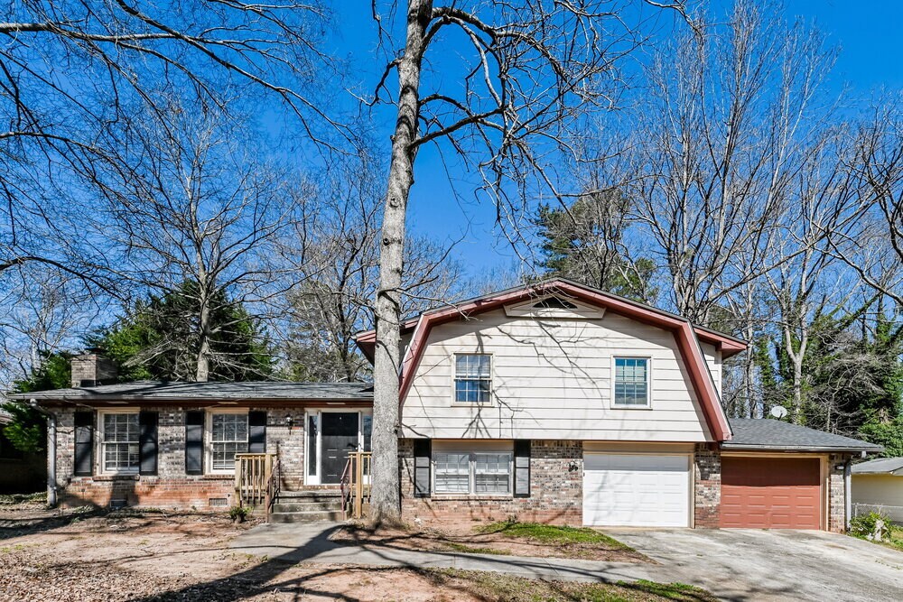 1423 Cedar Heights Dr in Stone Mountain, GA - Foto de edificio