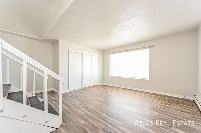 property at 3210 W Longfellow Pl