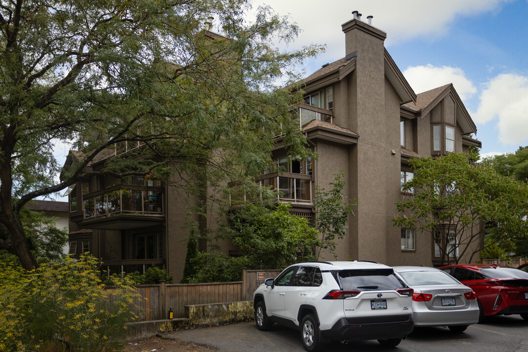 Angus Manor in Vancouver, BC - Building Photo