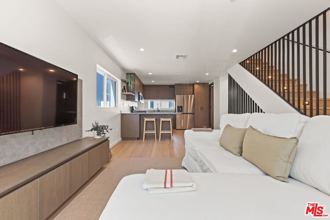 843 Mariposa Ave in Los Angeles, CA - Building Photo