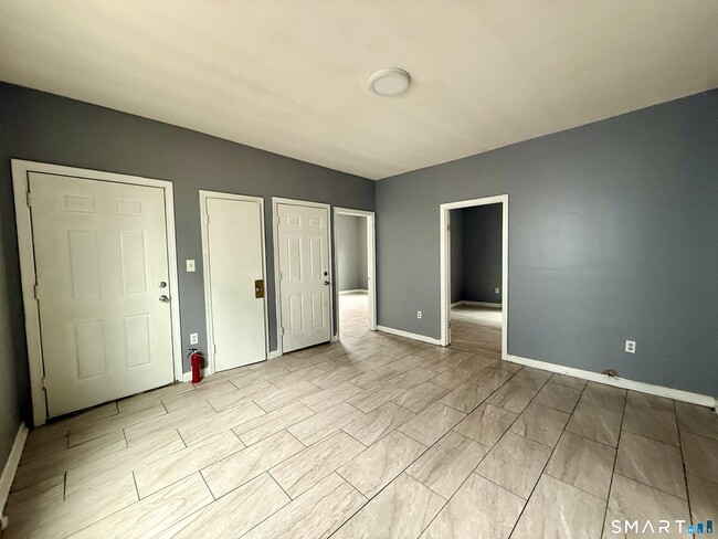 72 Burton St in Waterbury, CT - Building Photo - Building Photo