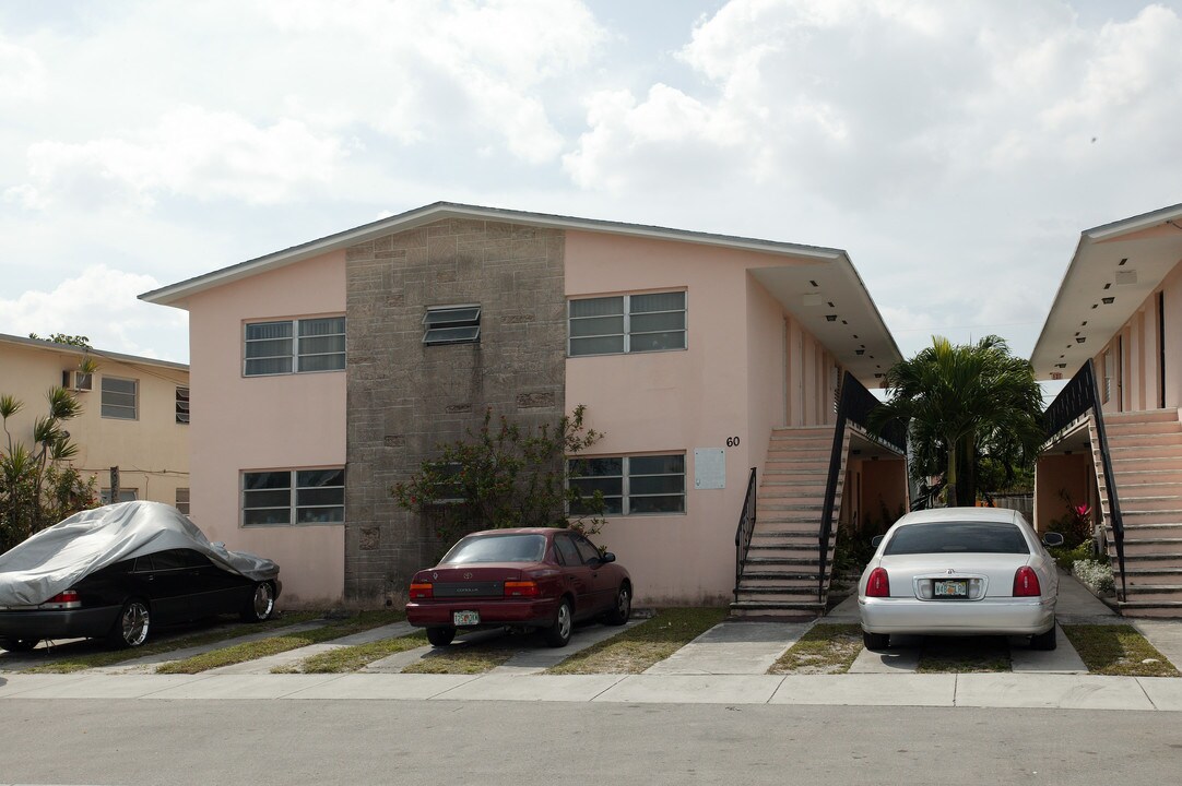 60 W 25th St in Hialeah, FL - Foto de edificio