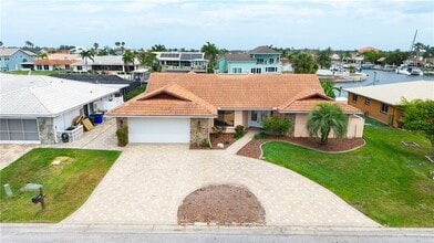5008 S Shore Dr in New Port Richey, FL - Foto de edificio - Building Photo