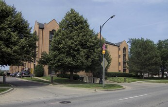 Courtyard Of Harwood Heights in Harwood Heights, IL - Building Photo - Building Photo