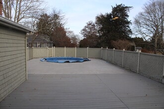 194 Allen Ave in South Kingstown, RI - Building Photo - Building Photo