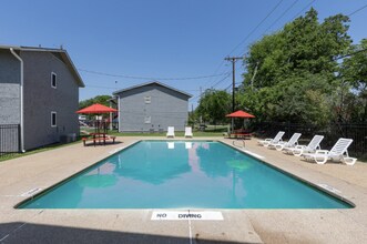 Anderson Point Apartments in College Station, TX - Foto de edificio - Building Photo