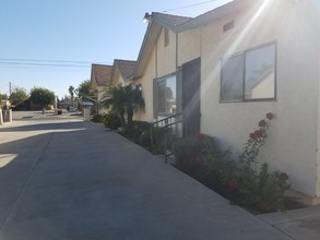 332 McCord Ave in Bakersfield, CA - Foto de edificio - Other