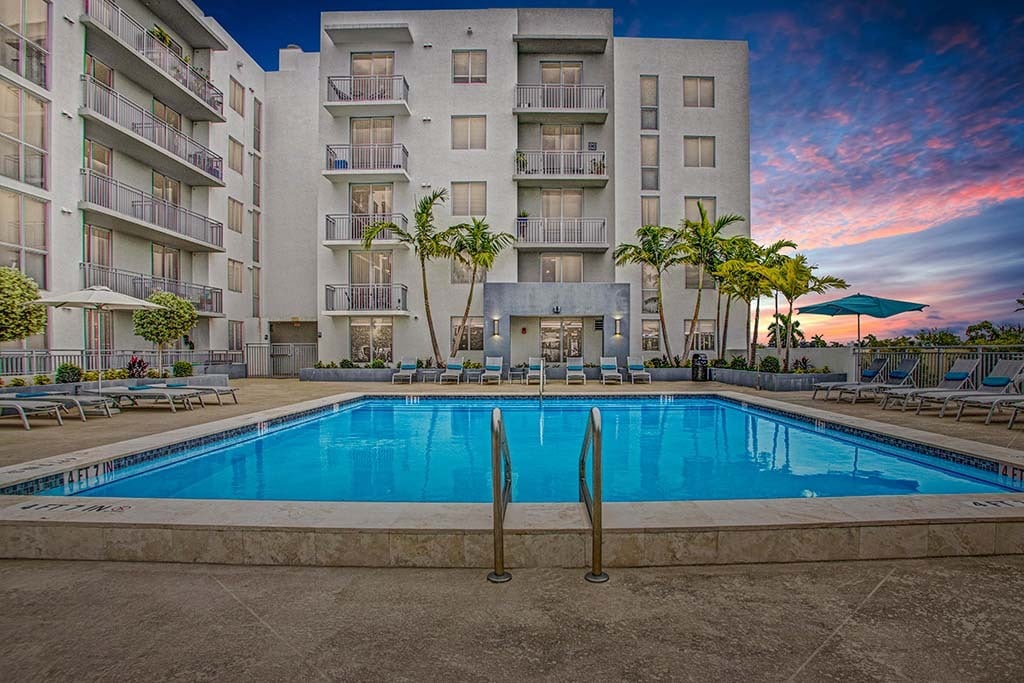 275 Fontaine Parc in Miami, FL - Foto de edificio