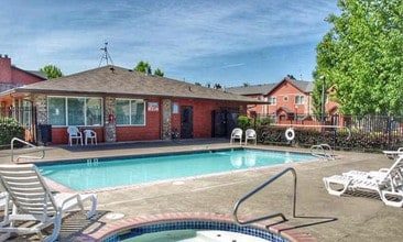 Fairview Oaks Woods in Fairview, OR - Foto de edificio - Building Photo