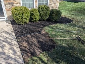 121 SE Rose Garden Ln in Lee's Summit, MO - Building Photo