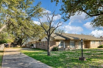 1605 Arrowhead Dr in Pantego, TX - Foto de edificio - Building Photo