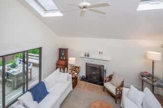 6 Woodcrest Dr in East Hampton, NY - Building Photo - Building Photo