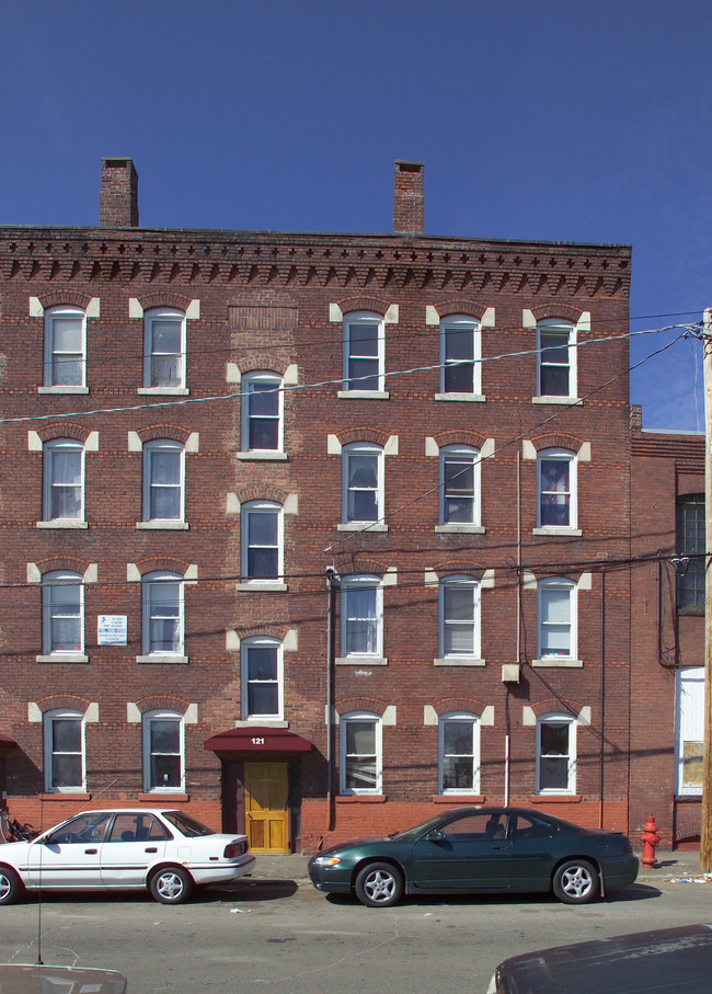 121-123 Clemente St in Holyoke, MA - Foto de edificio - Building Photo