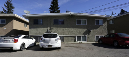 4421 Bow Trl SW in Calgary, AB - Building Photo - Building Photo