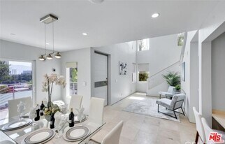 3943 Fredonia Dr in Los Angeles, CA - Building Photo