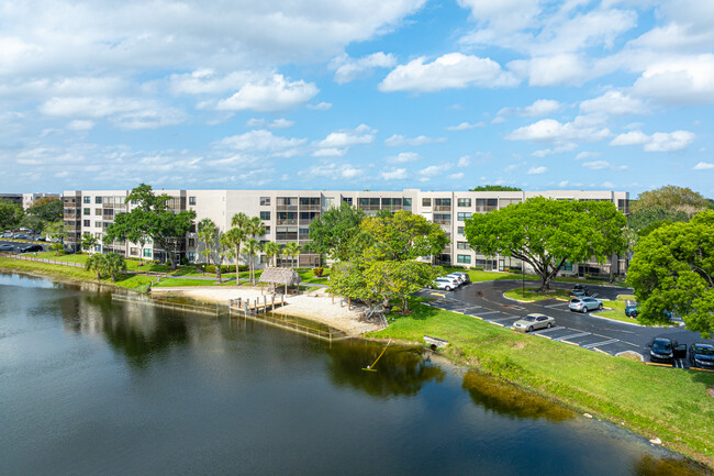 Colony Point Condominiums in Pembroke Pines, FL - Building Photo - Building Photo