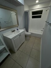 1350 E Sample Rd, Unit 110 in Pompano Beach, FL - Foto de edificio - Building Photo