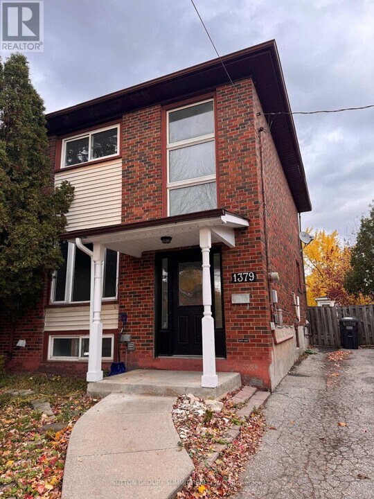 1379 Freeport Dr in Mississauga, ON - Building Photo