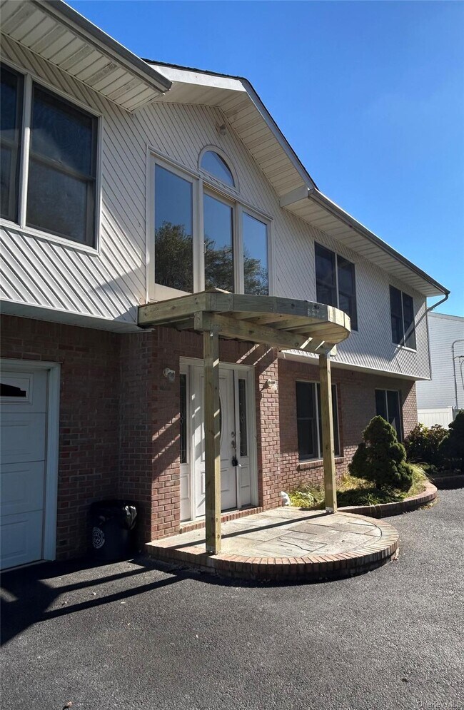 620 Lake Blvd in Lindenhurst, NY - Building Photo - Building Photo