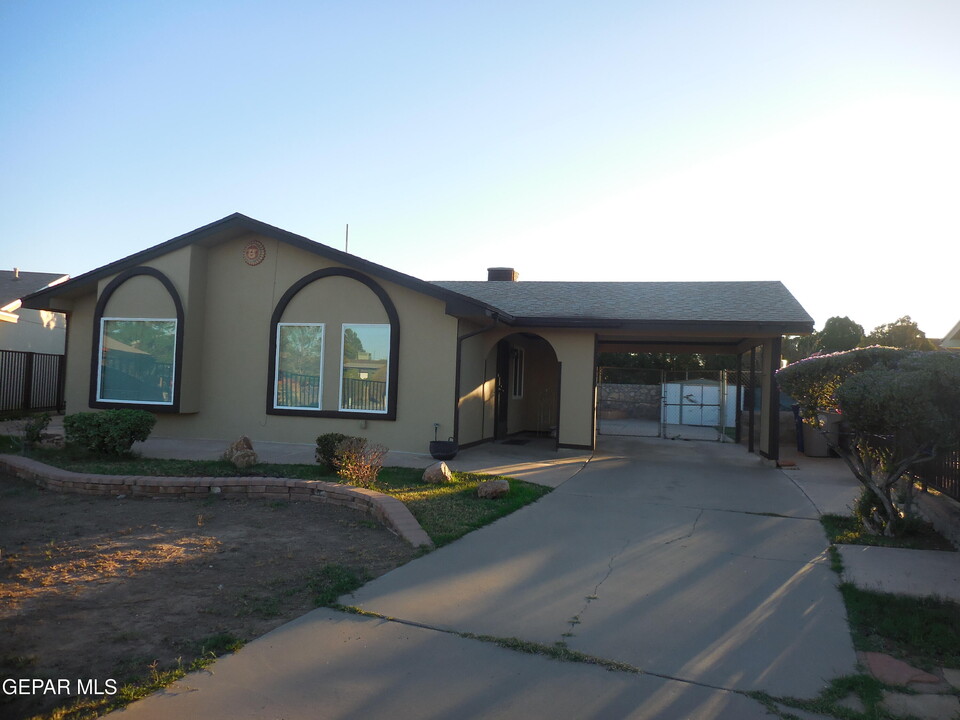 608 Thames Dr in El Paso, TX - Building Photo