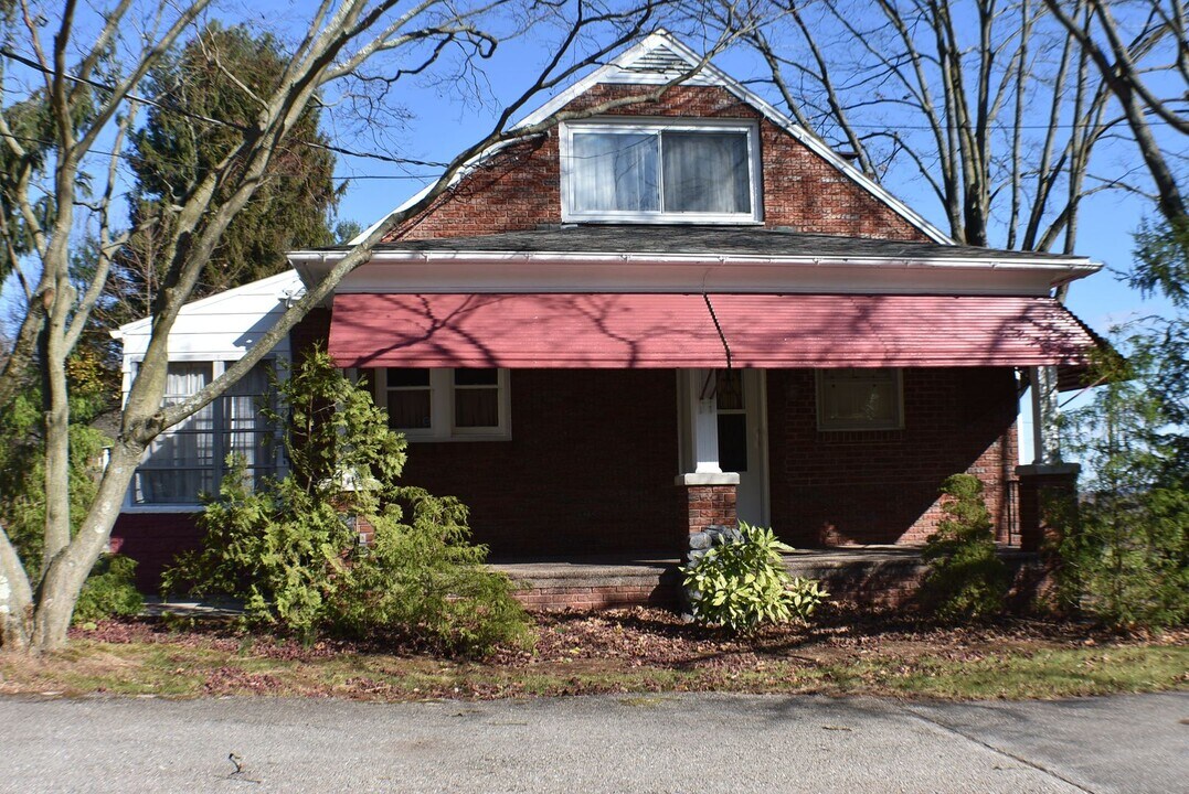 5831 Old Carlisle Rd in Dover, PA - Building Photo