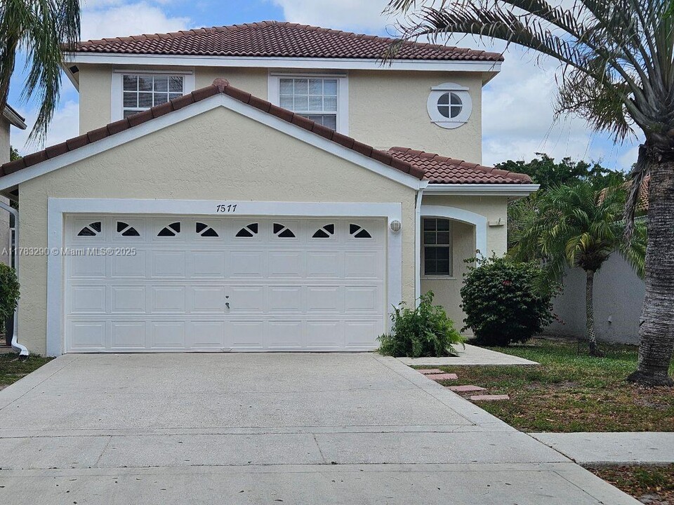 7577 Springfield Lake Dr in Greenacres, FL - Building Photo