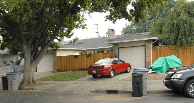 4009-4011 Alberstone Dr in San Jose, CA - Foto de edificio - Building Photo
