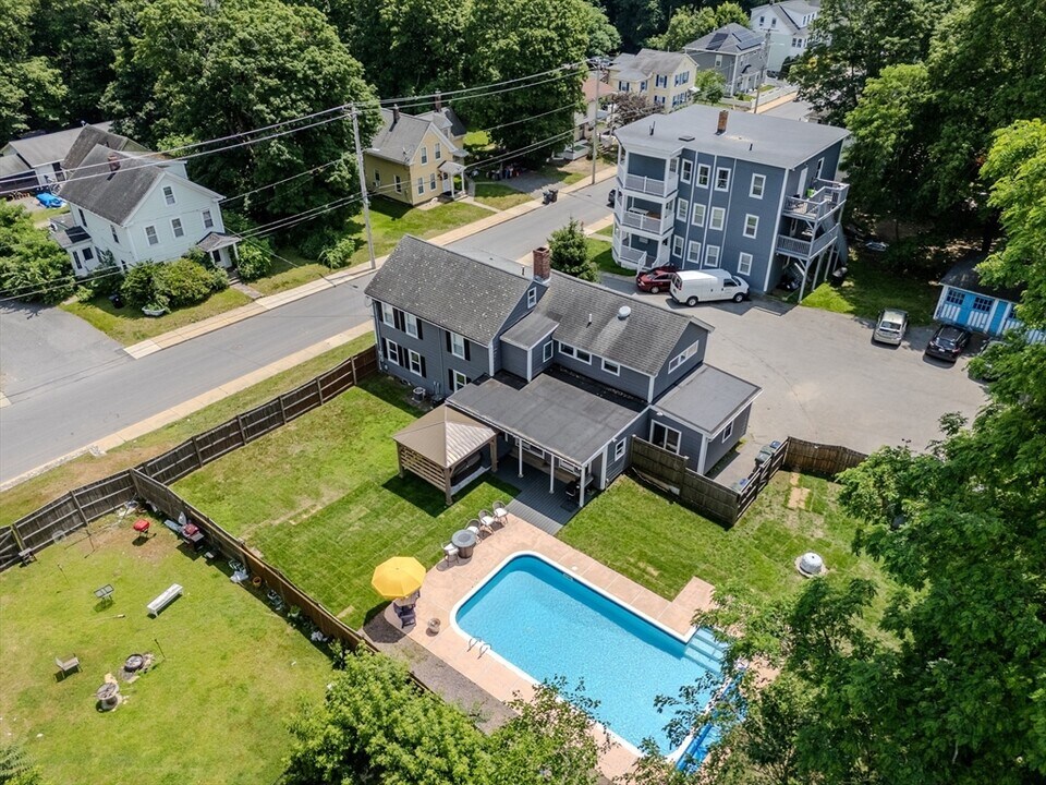 135 Howe St in Marlborough, MA - Building Photo