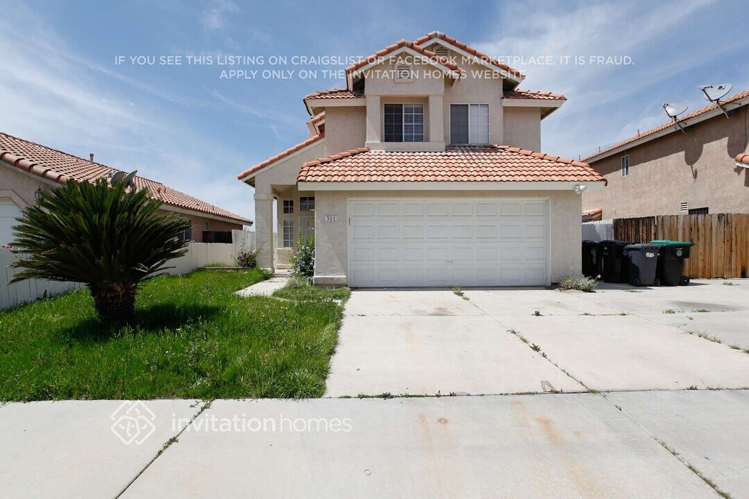 381 Via Capri in Hemet, CA - Building Photo