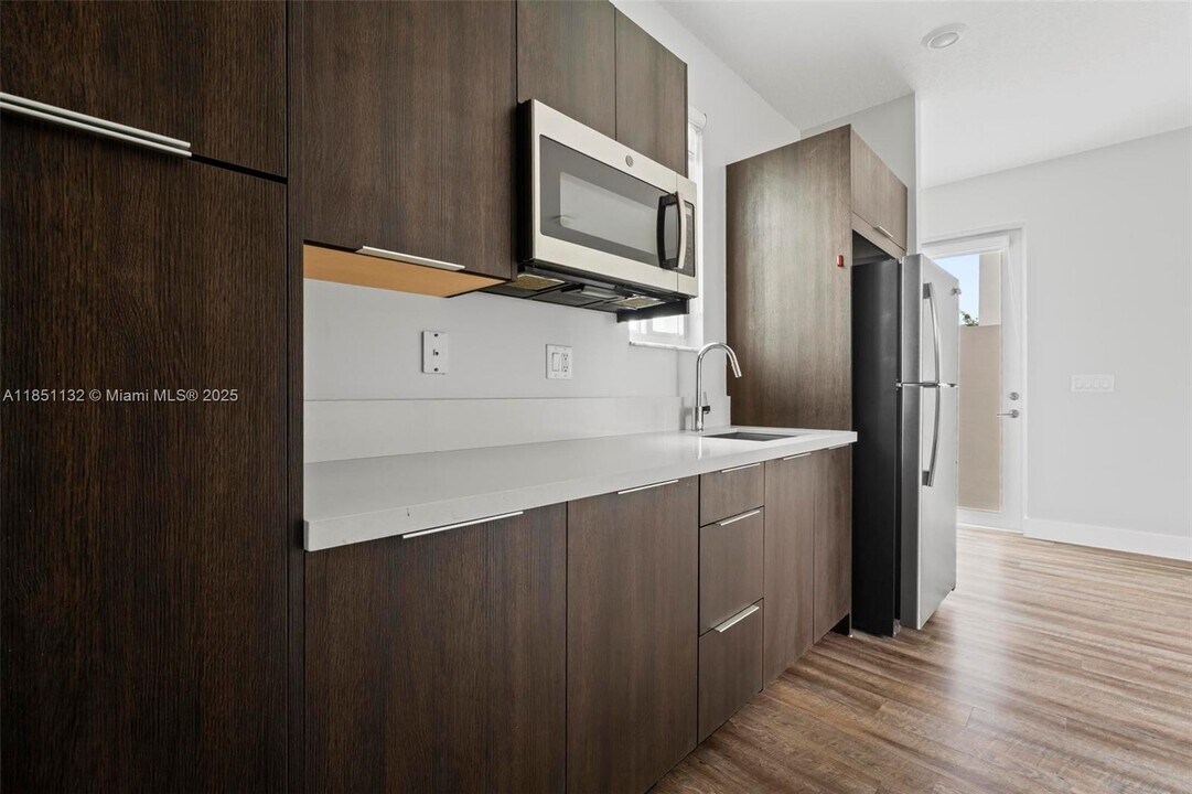 6658 NW 102nd Path in Doral, FL - Building Photo