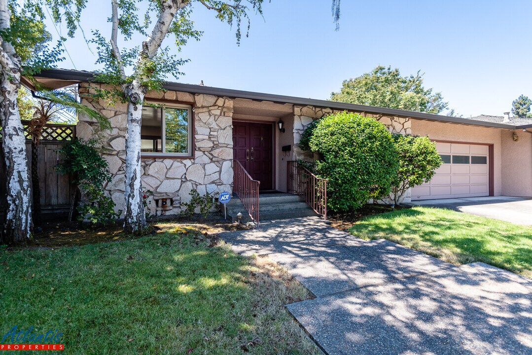 901 Heatherstone Way in Mountain View, CA - Building Photo