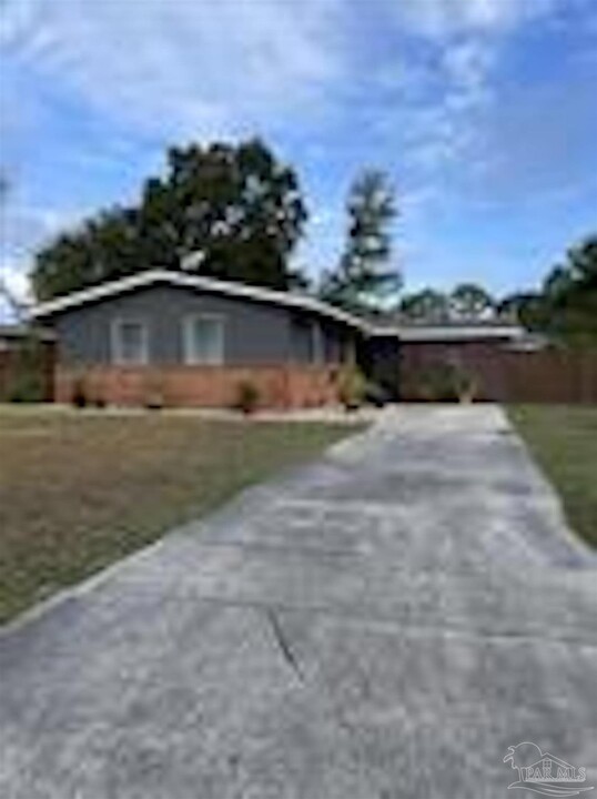 6558 College Dr in Milton, FL - Foto de edificio