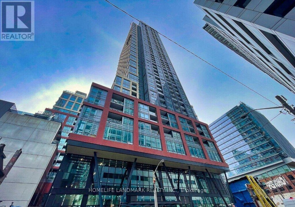 108-3108 Peter St in Toronto, ON - Building Photo