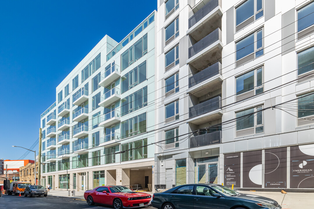 Lucent33 in Long Island City, NY - Building Photo