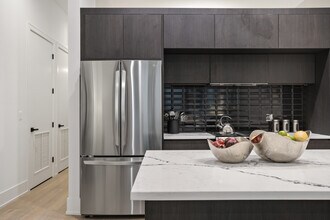 318 W Grand Ave in Chicago, IL - Building Photo - Building Photo