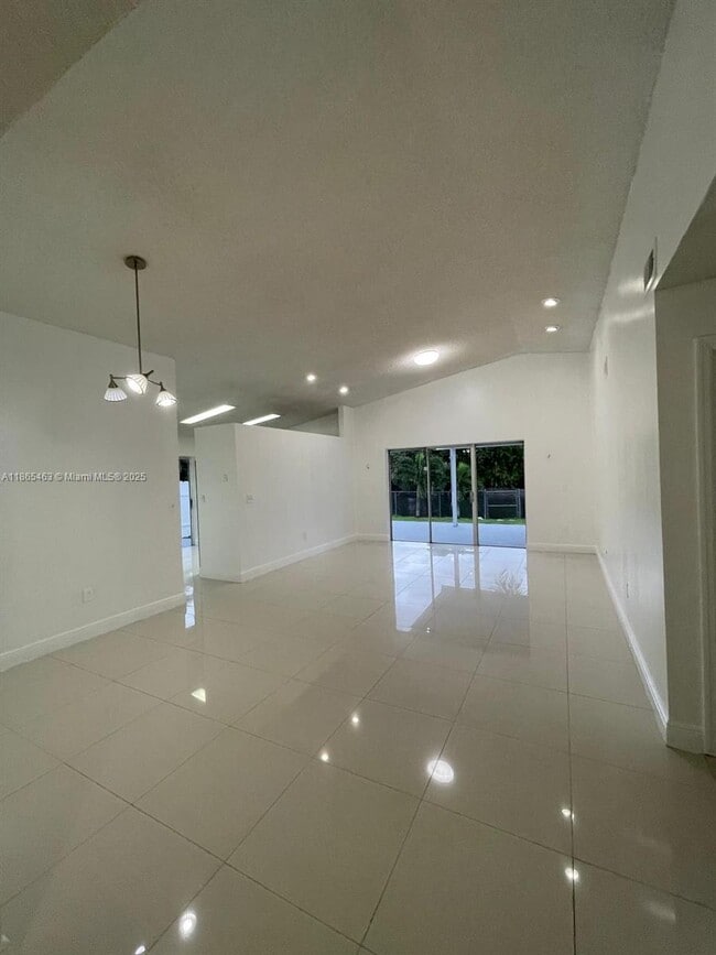 18751 NW 77th Ct in Hialeah, FL - Building Photo - Building Photo