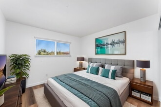 Swell Apartments in Imperial Beach, CA - Foto de edificio - Building Photo