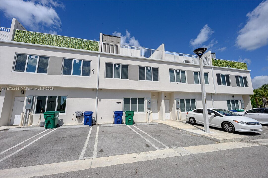 25689 SW 144th Ave in Naranja, FL - Foto de edificio