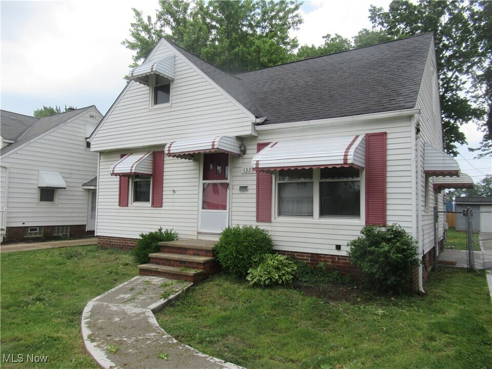 1329 Craneing Rd in Wickliffe, OH - Foto de edificio