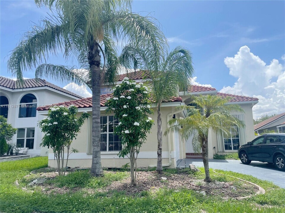 1320 NW 185th Ave in Pembroke Pines, FL - Building Photo